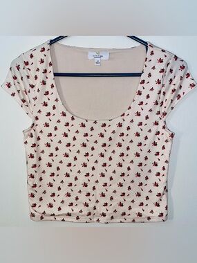 NWOT- Live in the Moment Women’s Cream Floral Scoop Neck Crop Top